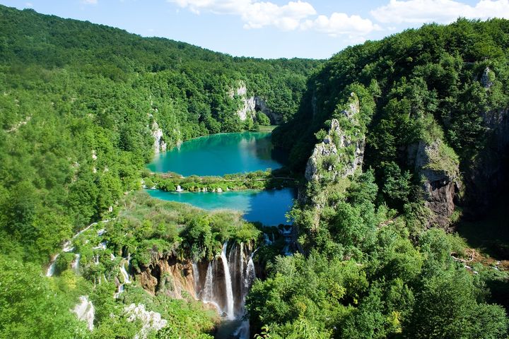 Plitvice Gölleri: ormanın içinde şelalelerle birbirine bağlanan turkuaz göller, Hırvatistan