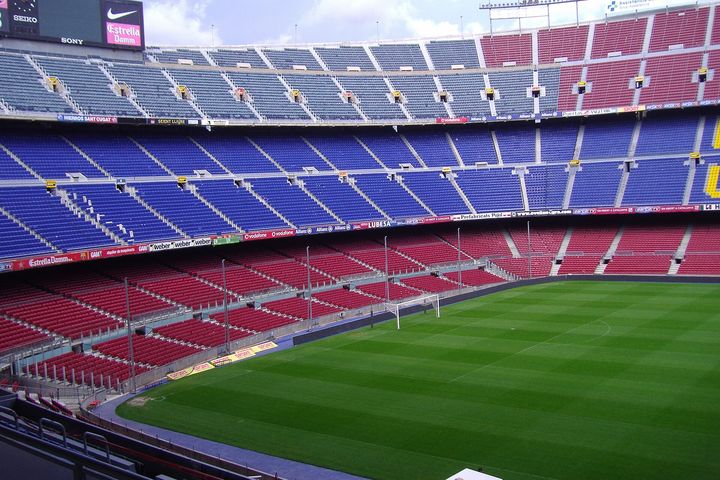 Camp Nou stadyumunun boş tribünleri ve yeşil sahası, Barselona