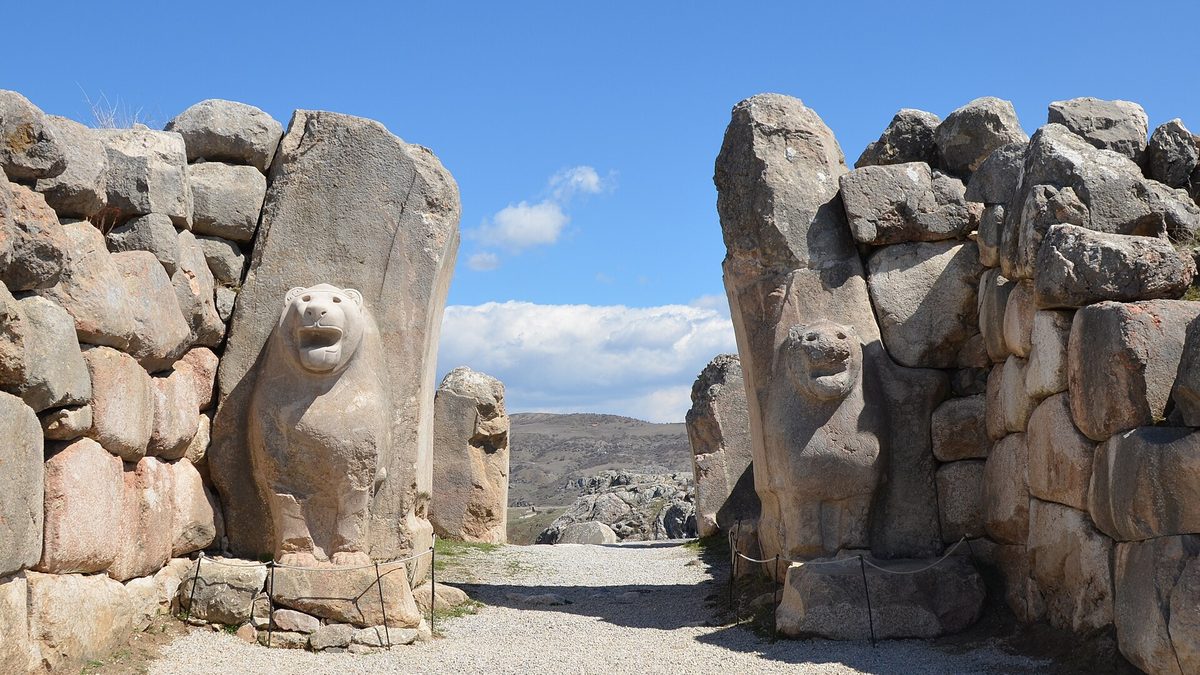 Hattuşa'daki Aslanlı Kapı: iki yanında kayaya oyulmuş aslan figürleri bulunan Hitit şehir kapısı, Çorum